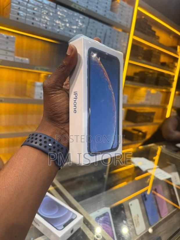 New Apple iPhone XR 128 GB Blue photo 2