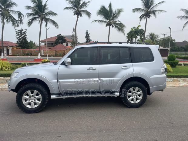 Mitsubishi Pajero V80 3.5 V6 GL/GLS 2017 Silver photo 3