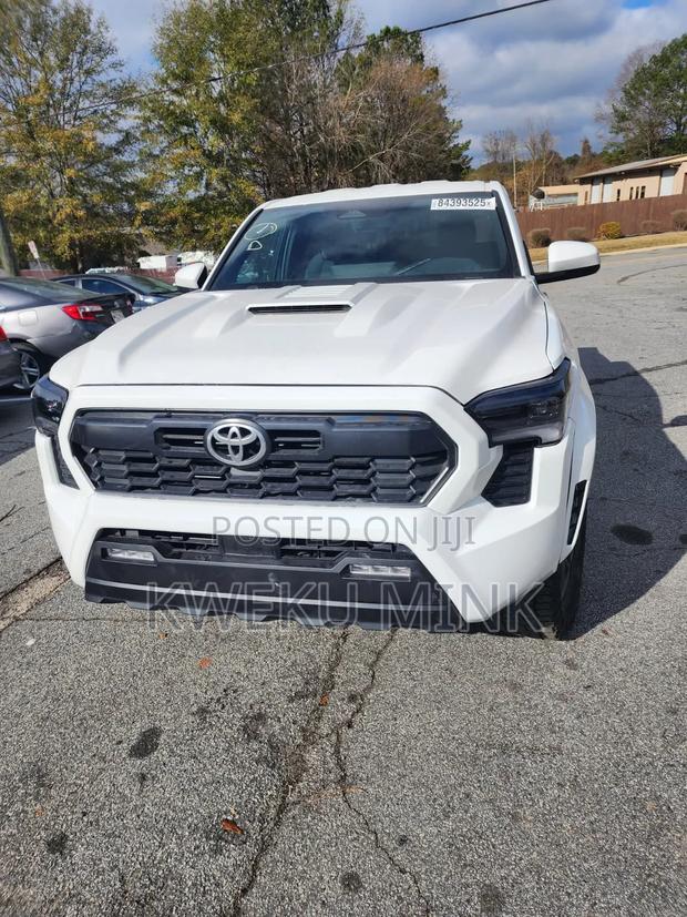 Toyota Tacoma 2024 White
