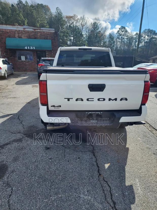 Toyota Tacoma 2024 White photo 2