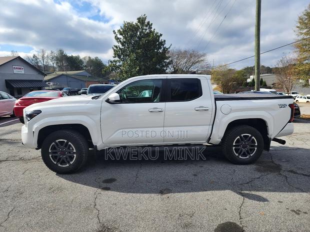 Toyota Tacoma 2024 White photo 4