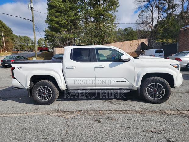 Toyota Tacoma 2024 White photo 5