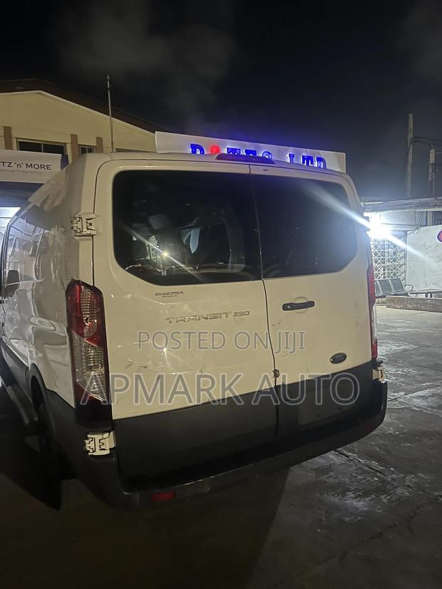 Ford Transit 2018 White photo 3