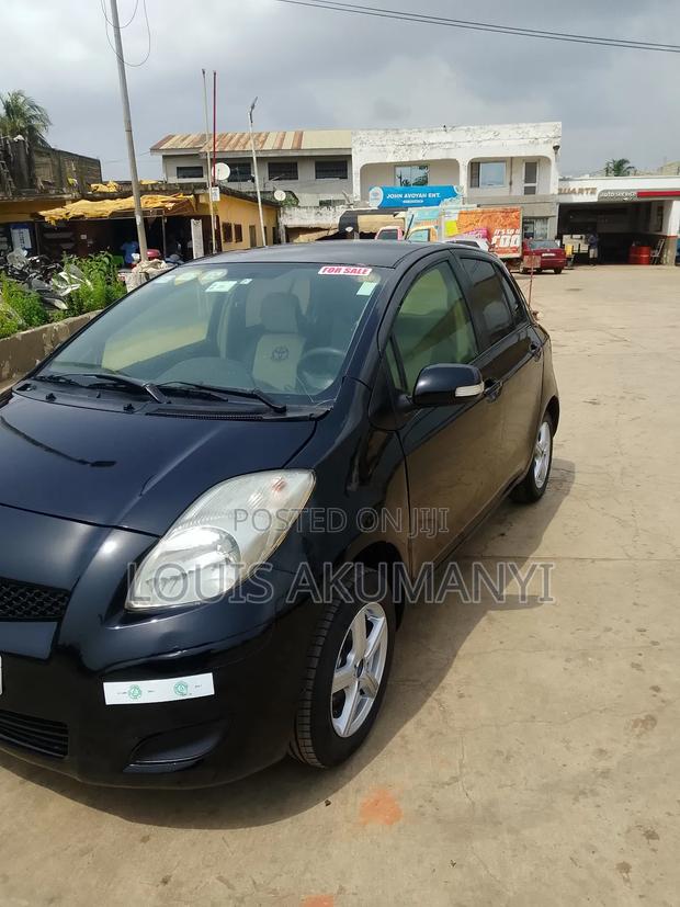 Toyota Vitz 1.3 AWD 3dr 2010 Black photo 2