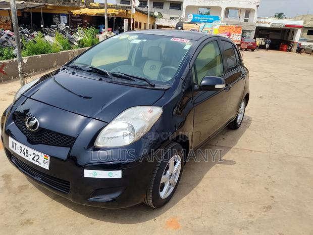 Toyota Vitz 1.3 AWD 3dr 2010 Black photo 3