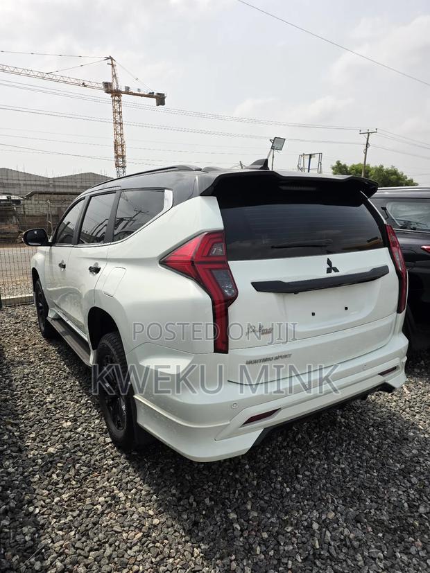 New Mitsubishi Pajero 2023 White photo 3