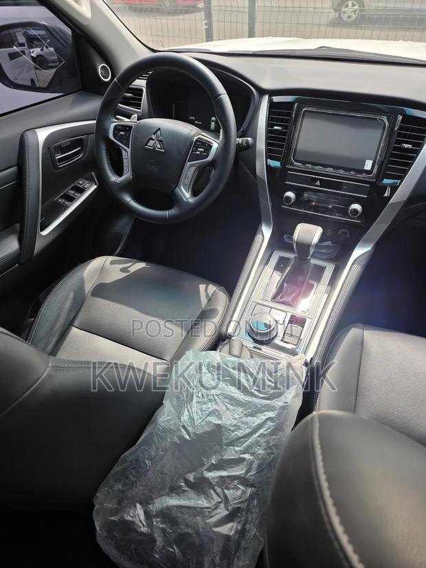 New Mitsubishi Pajero 2023 White photo 4
