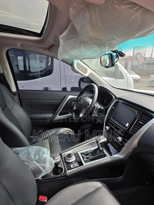 New Mitsubishi Pajero 2023 White photo 6