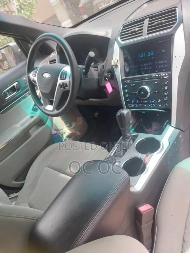 Ford Explorer 2012 Silver photo 2