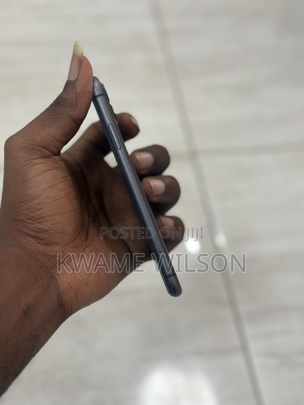 Apple iPhone 11 64 GB Black photo 3