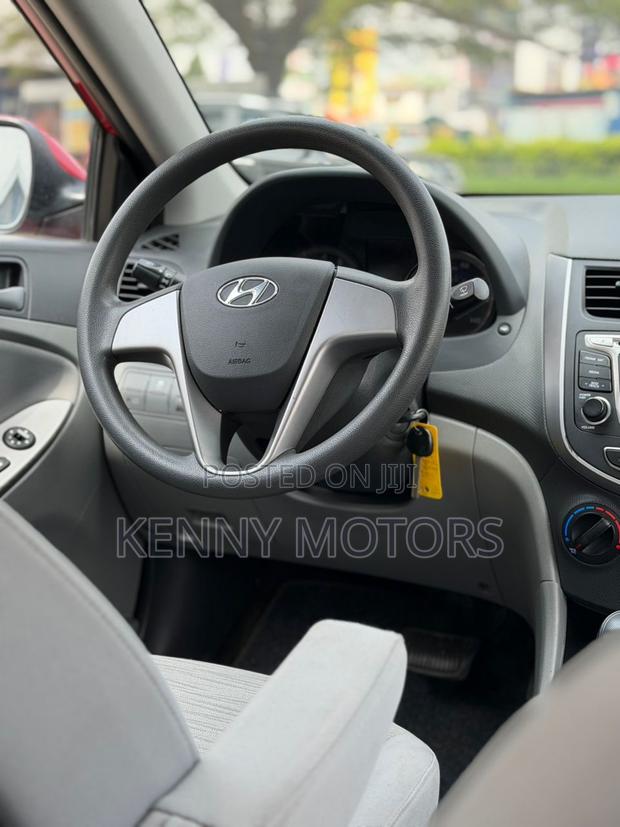 Hyundai Accent SE Sedan 2017 Red photo 4