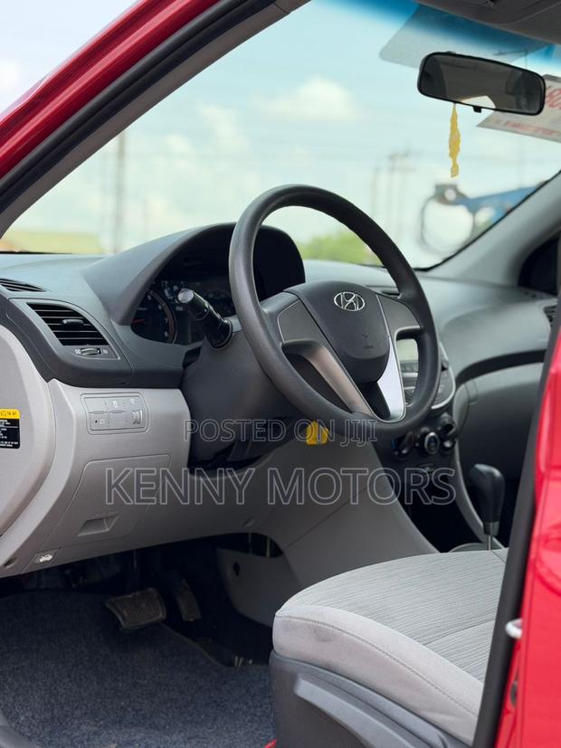 Hyundai Accent SE Sedan 2017 Red photo 5