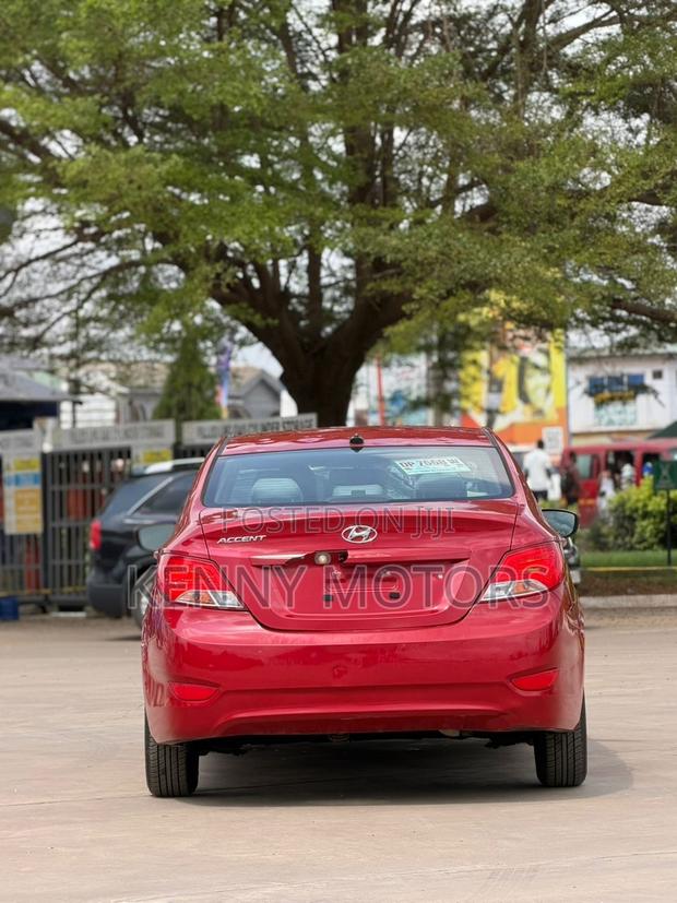 Hyundai Accent SE Sedan 2017 Red photo 8