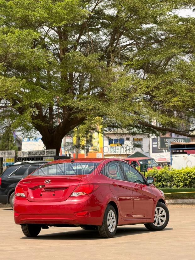 Hyundai Accent SE Sedan 2017 Red photo 6