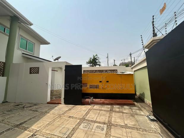 8bdrm House in Cantonment, Cantonments for rent photo 12