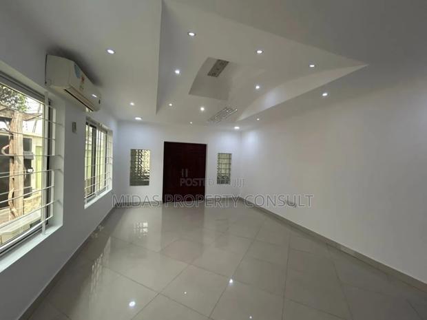 8bdrm House in Cantonment, Cantonments for rent photo 16