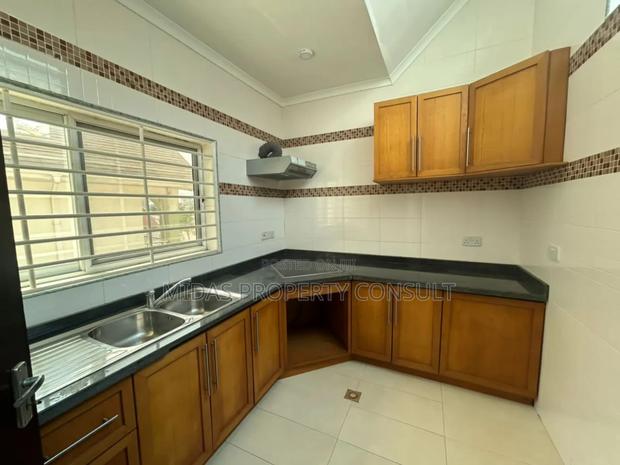 8bdrm House in Cantonment, Cantonments for rent photo 19