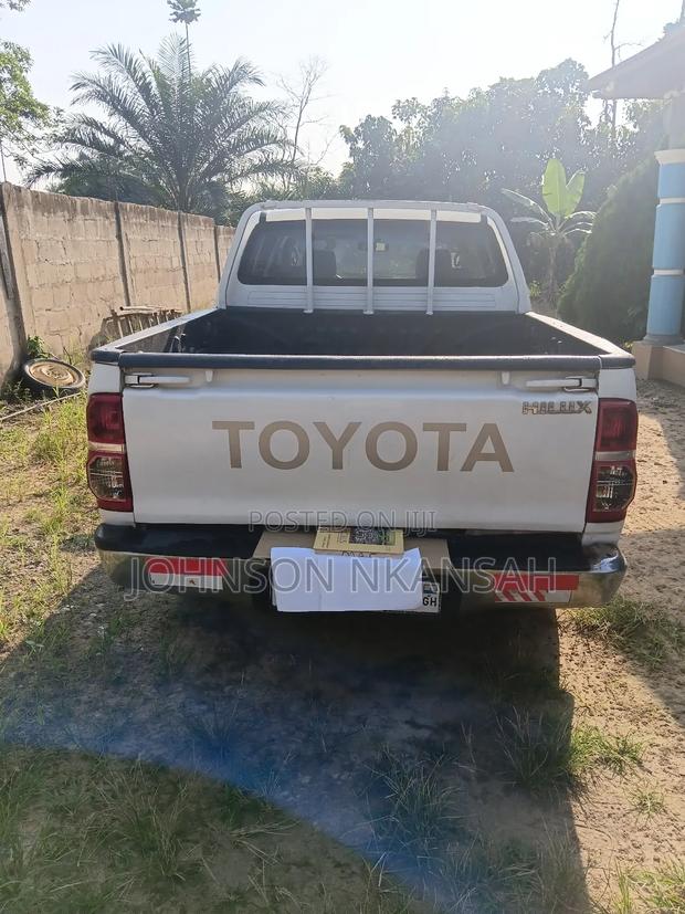 Toyota Hilux 2010 White