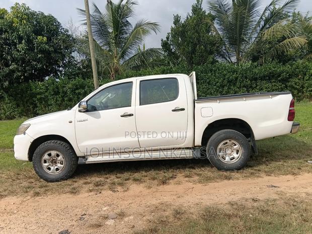 Toyota Hilux 2010 White