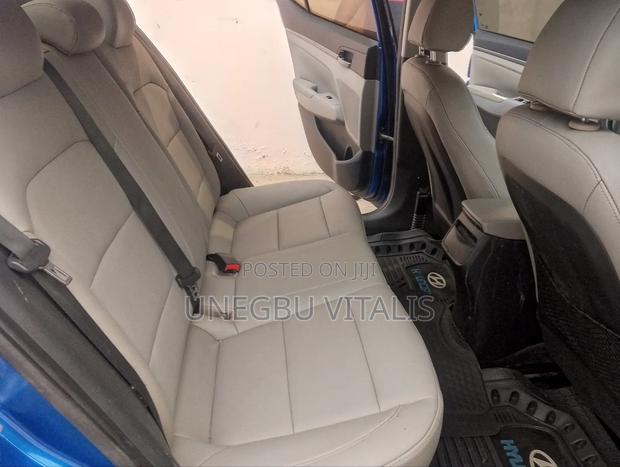 Hyundai Elantra Limited Sedan FWD (2.0L 4cyl 6A) 2017 Blue