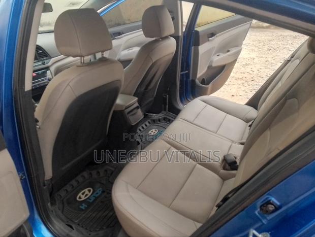 Hyundai Elantra Limited Sedan FWD (2.0L 4cyl 6A) 2017 Blue