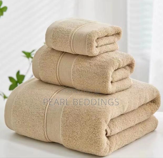 Luxurious Beautiful 3pcs Quality Bath And Hand Towels Set Available