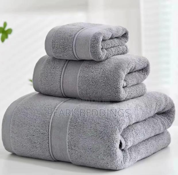 Luxurious Beautiful 3pcs Quality Bath And Hand Towels Set Available photo 2