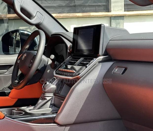 Toyota Land Cruiser LC300 2025 White