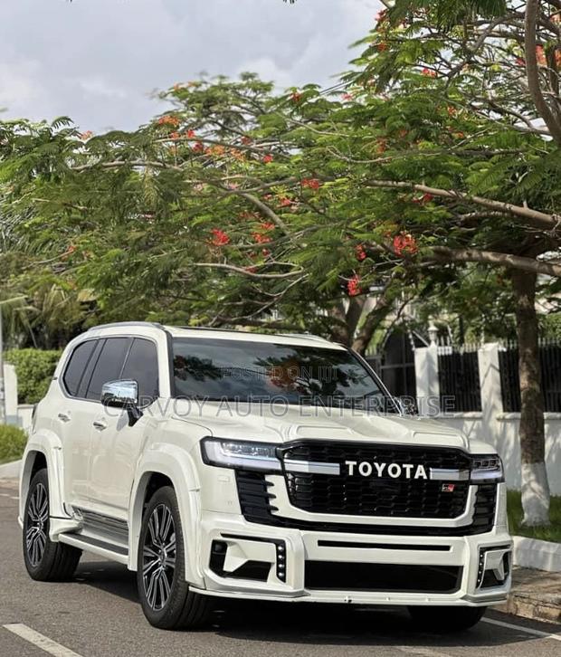 Toyota Land Cruiser LC300 2025 White