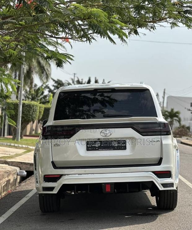 Toyota Land Cruiser LC300 2025 White
