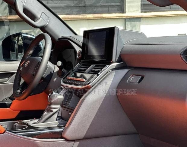 Toyota Land Cruiser LC300 2025 White