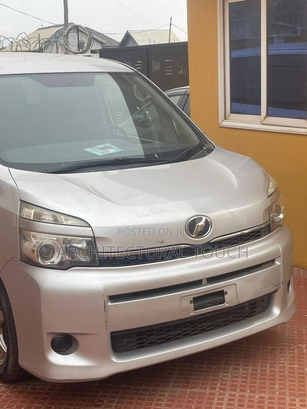 Toyota Voxy 2012 Silver photo 4