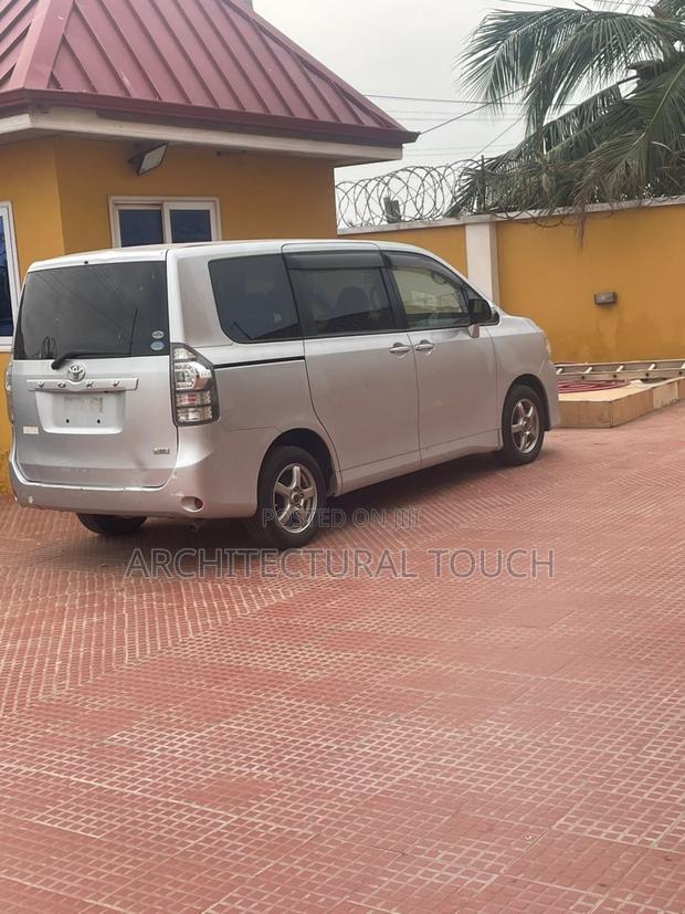 Toyota Voxy 2012 Silver photo 2