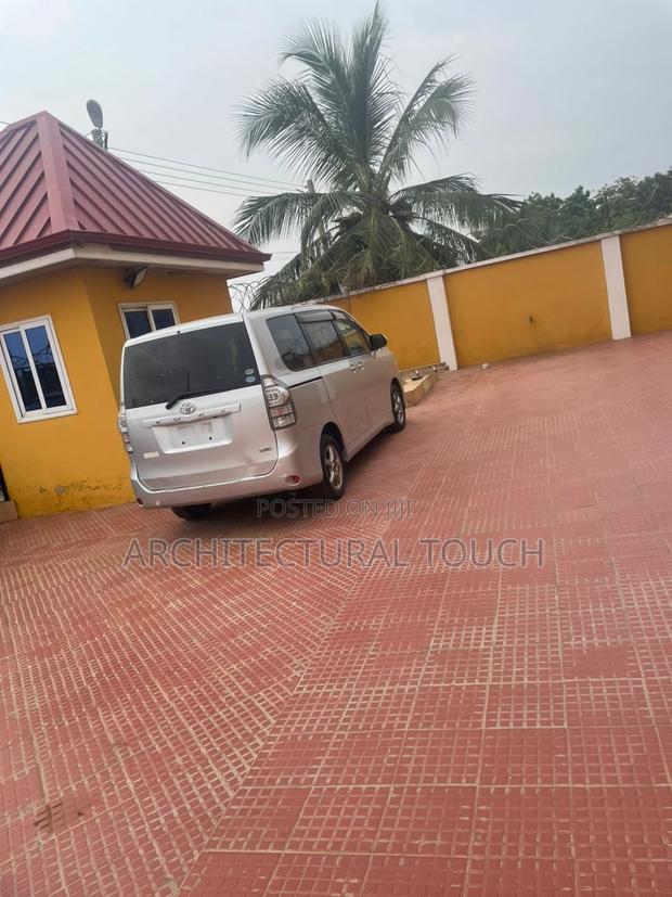 Toyota Voxy 2012 Silver photo 3