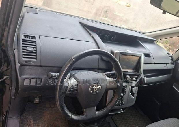 Toyota Voxy 2012 Silver photo 5