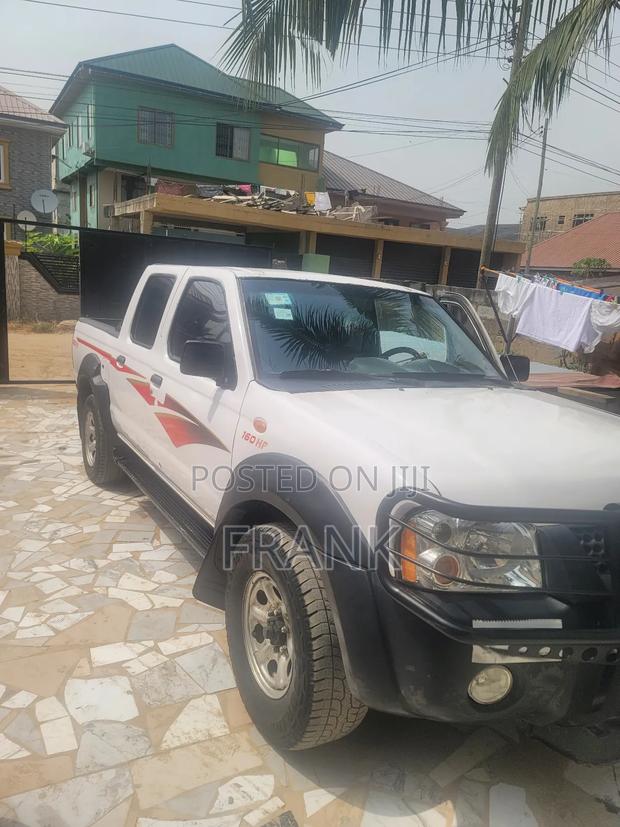 Nissan Pick-Up 2006 White