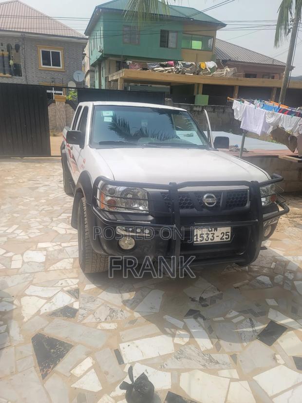 Nissan Pick-Up 2006 White photo 2