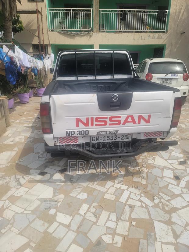 Nissan Pick-Up 2006 White photo 3