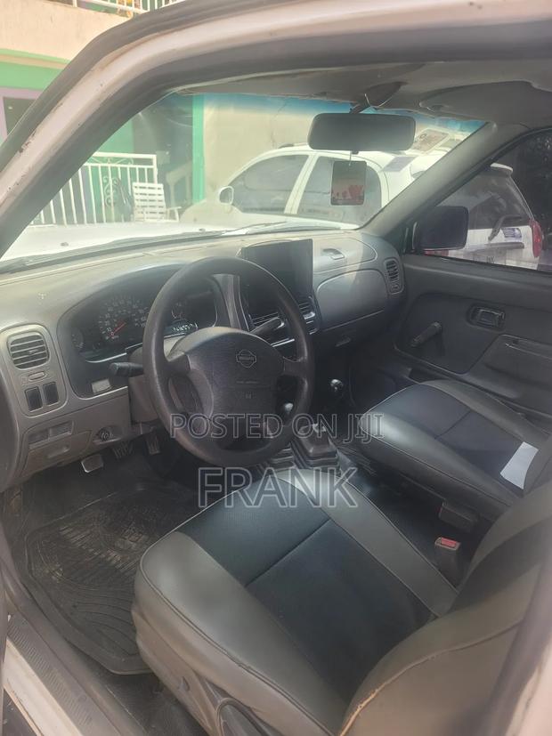 Nissan Pick-Up 2006 White photo 4