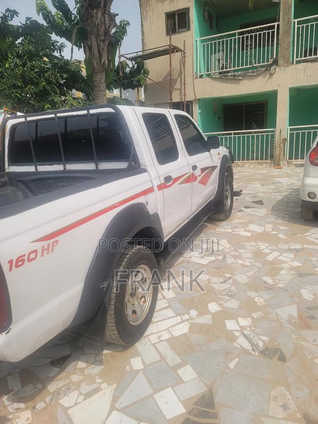 Nissan Pick-Up 2006 White photo 5