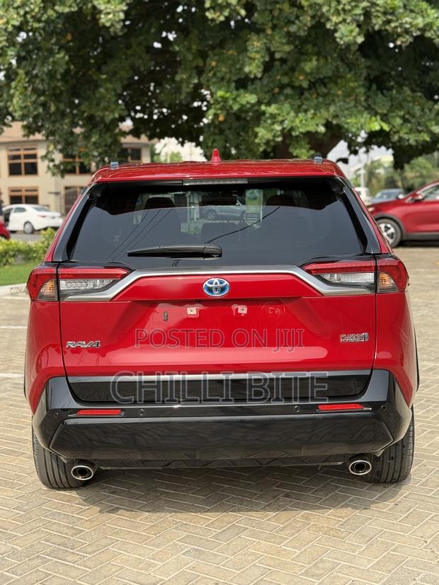 Toyota RAV4 XLE Premium 2025 Red photo 5