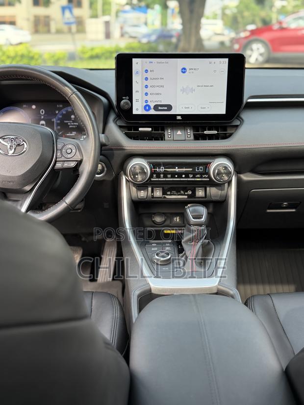 Toyota RAV4 XLE Premium 2025 Red photo 10