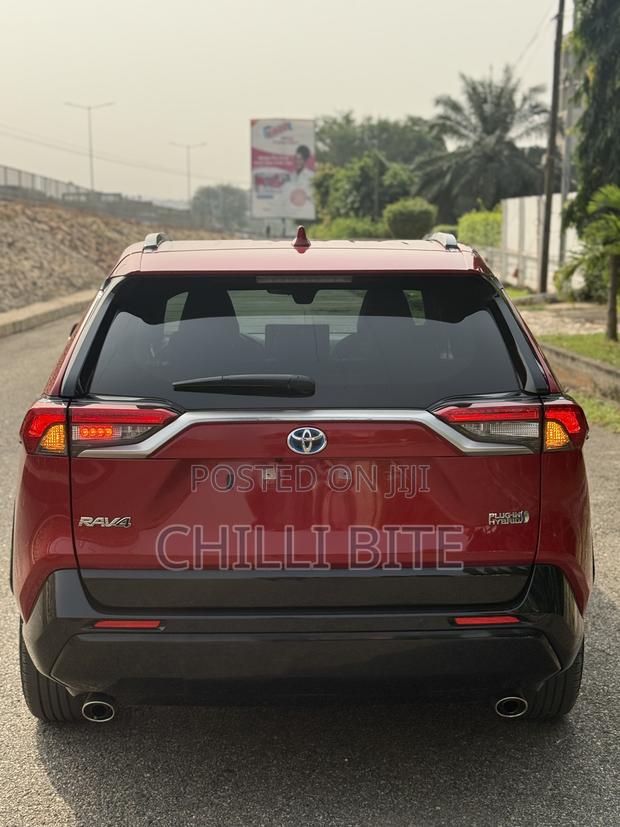 Toyota RAV4 XLE Premium 2025 Red photo 12