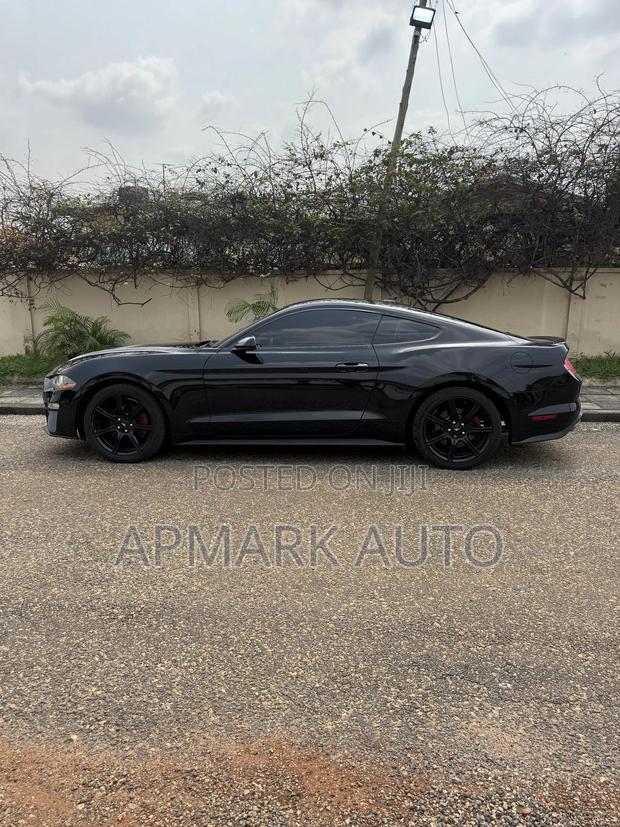 Ford Mustang EcoBoost Premium Fastback 2020 Black photo 2