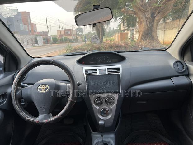 Toyota Yaris Base Sedan 4dr 2010 Silver