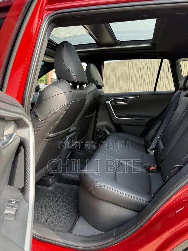 Toyota RAV4 XLE Premium 2025 Red photo 11