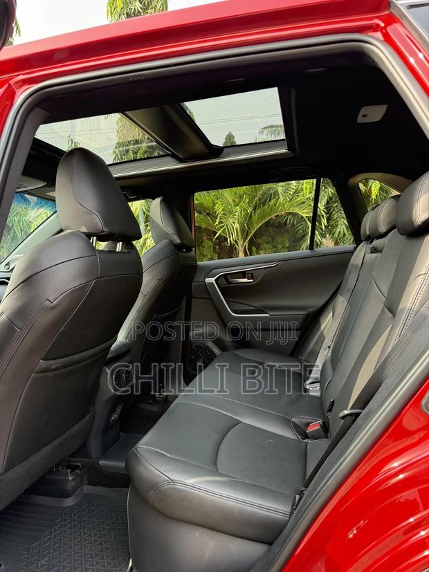 Toyota RAV4 XLE Premium 2025 Red photo 7