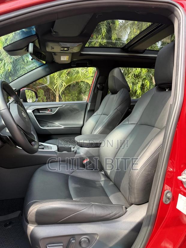Toyota RAV4 XLE Premium 2025 Red photo 6