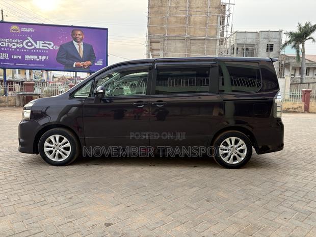Toyota Voxy 2010 Black