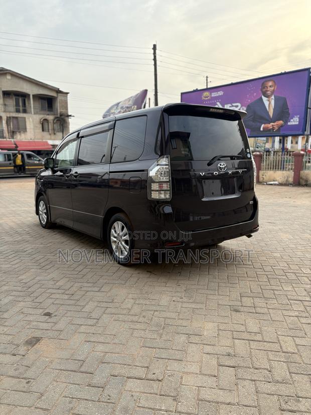 Toyota Voxy 2010 Black